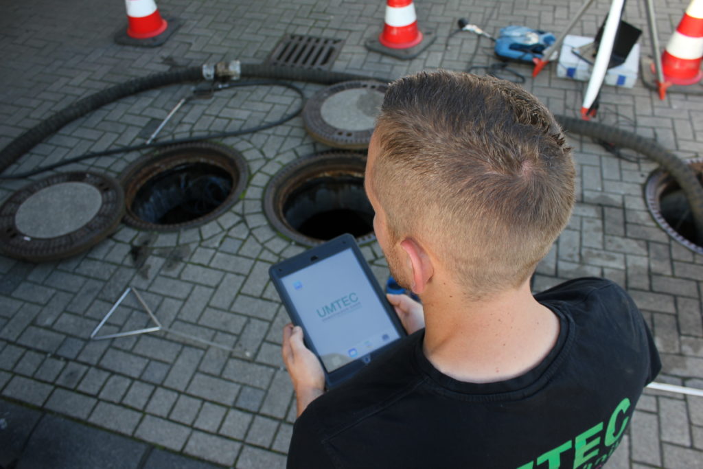 UMTEC Mitarbeiter wartet eine Anlage