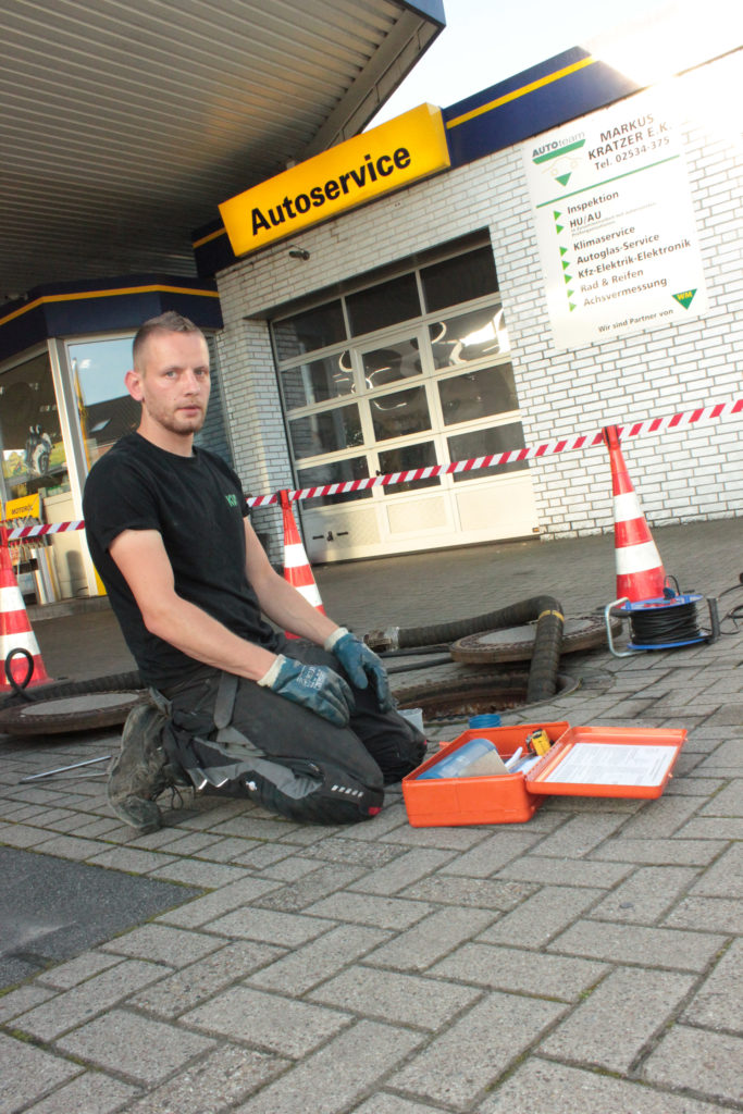 UMTEC Mitarbeiter mit einem Prüfkoffer für die Eigenkontrolle